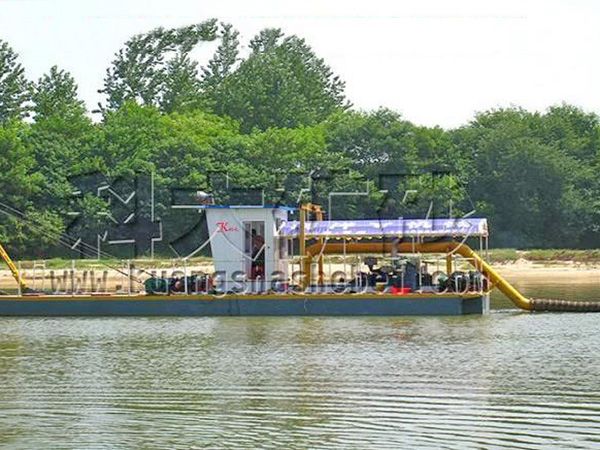 射吸式抽沙船工作現(xiàn)場(chǎng).jpg